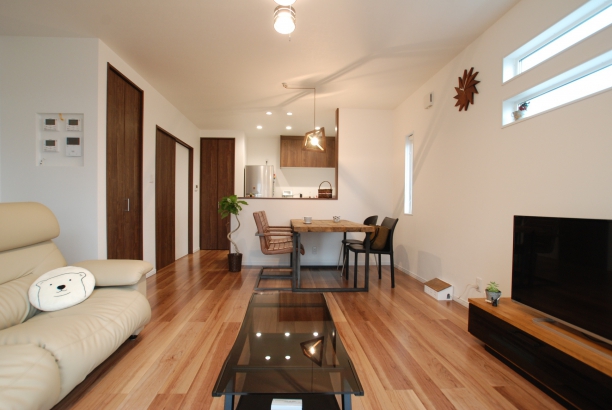 【新築】アーバン・クリエイト 角地につき開放感あり