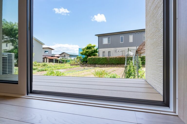 白と黒のモダン邸宅 (施工:エコライフ住宅)